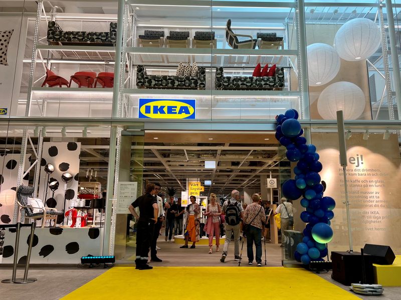 &copy; Reuters. FILE PHOTO: People enter an inner-city IKEA store on its opening day in Stockholm, Sweden, June 30, 2022. REUTERS/Anna Ringstrom/File Photo