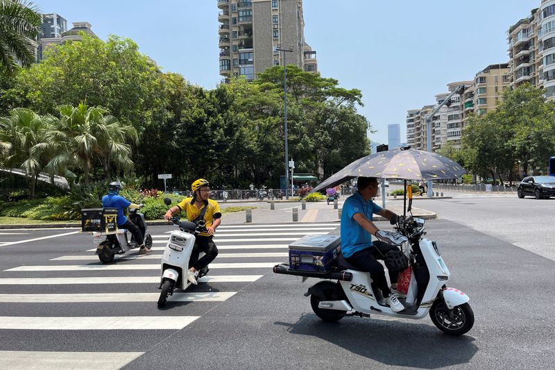 &copy; Reuters. 　６月１３日、厳しい気温上昇に見舞われた中国南部の都市が、企業や市民に電力使用を抑制するよう呼びかけている。写真は広東省深センで２日撮影（２０２３年　ロイター／David Kirton）