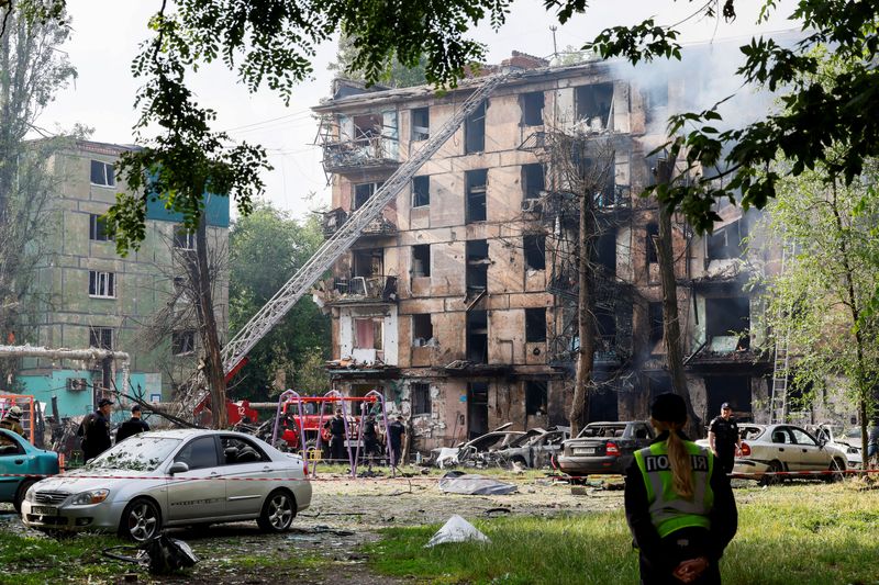 &copy; Reuters. Des sauveteurs travaillent sur le site d'un immeuble résidentiel fortement endommagé par une frappe de missile russe, au milieu de l'attaque de la Russie contre l'Ukraine, à Kryvyi Rih, dans la région de Dnipropetrovsk, en Ukraine. /Photo prise le 13 