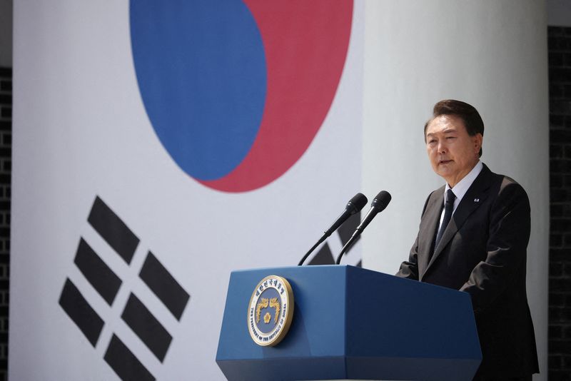 &copy; Reuters. رئيس كوريا الجنوبية يون سوك يول يلقي خطاب خلال حفل بمناسبة يوم الذكرى الـ 68 في المقبرة الوطنية في سيول يوم السادس من يونيو حزيران 2023. صورة لر