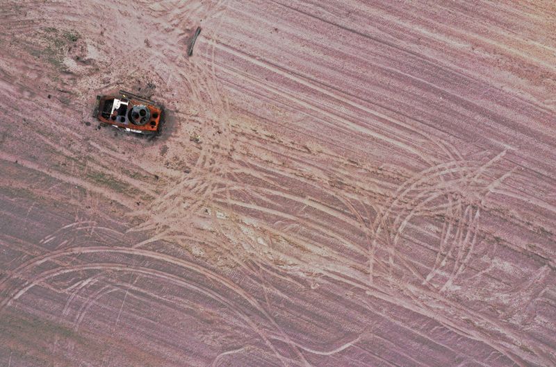 &copy; Reuters. FOTO DE ARCHIVO. Un vehículo militar es fotografiado en un campo de cereales previamente minado con explosivos, en medio de la invasión rusa de Ucrania, en la región de Chérnigov, Ucrania. 24 de mayo de 2022. Fotografía tomada con dron. REUTERS/Edgar