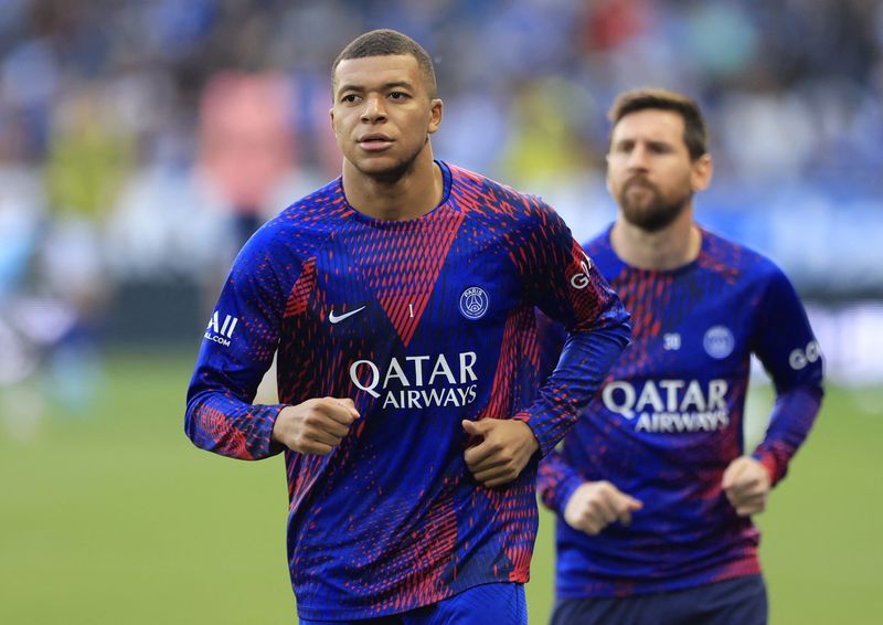 &copy; Reuters. FOTO DE ARCHIVO. Fútbol - Ligue 1 - RC Strasbourg v Paris St Germain - Stade de la Meinau, Strasbourg, France - May 27, 2023 - Kylian Mbappé, del Paris St Germain, durante el calentamiento previo al partido. REUTERS/Pascal Rossignol