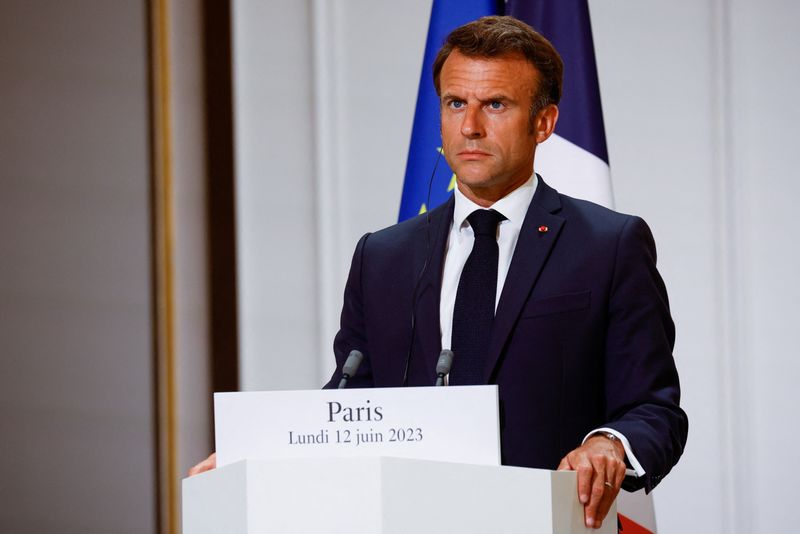 &copy; Reuters. Le président français Emmanuel Macron assiste à une conférence de presse conjointe avec le chancelier allemand Olaf Scholz et le président polonais Andrzej Duda lors du Sommet du Triangle de Weimar à l'Elysée à Paris, en France. /Photo prise le 12