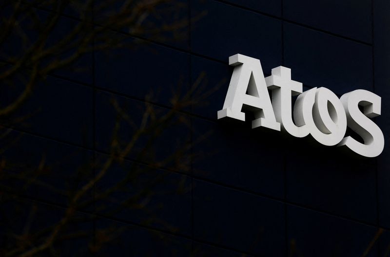 &copy; Reuters. Le logo d'Atos est visible sur un bâtiment de l'entreprise à Nantes, en France. /Photo prise le 11 mars 2022/REUTERS/Stéphane Mahé