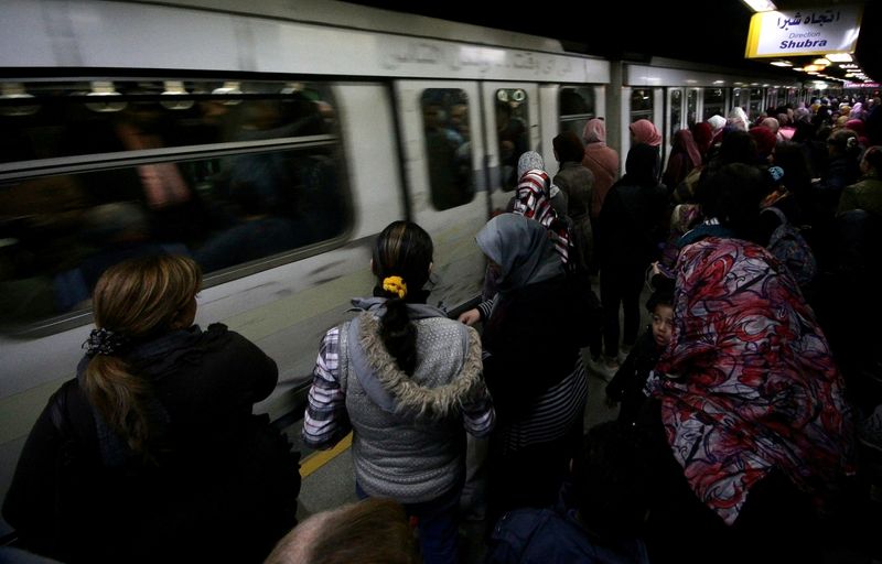 © Reuters. سيدات تستعدن لركوب إحدى عربات مترو الأنفاق بمحطة الشهداء (رمسيس) بالقاهرة في صورة من أرشيف رويترز .  