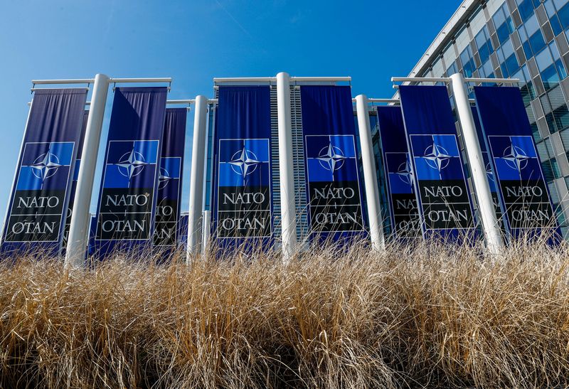 &copy; Reuters. FOTO DE ARCHIVO. Pancartas con el logo de la OTAN en su sede en Bruselas, Bélgica. 19 de abril de 2018.  REUTERS/Yves Herman
