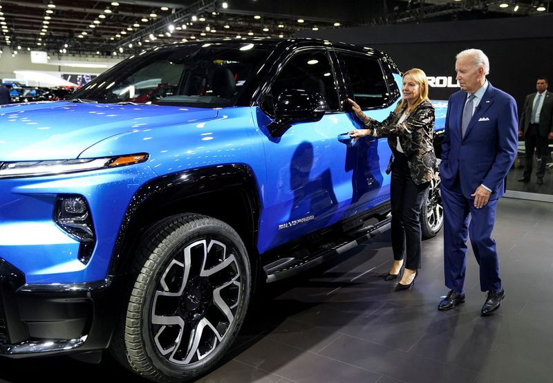 &copy; Reuters. FILE PHOTO: U.S. President Joe Biden is shown a Chevrolet Silverado EV by General Motors Chief Executive Mary Barra during a visit to the Detroit Auto Show to highlight electric vehicle manufacturing in America, in Detroit, Michigan, U.S., September 14, 2