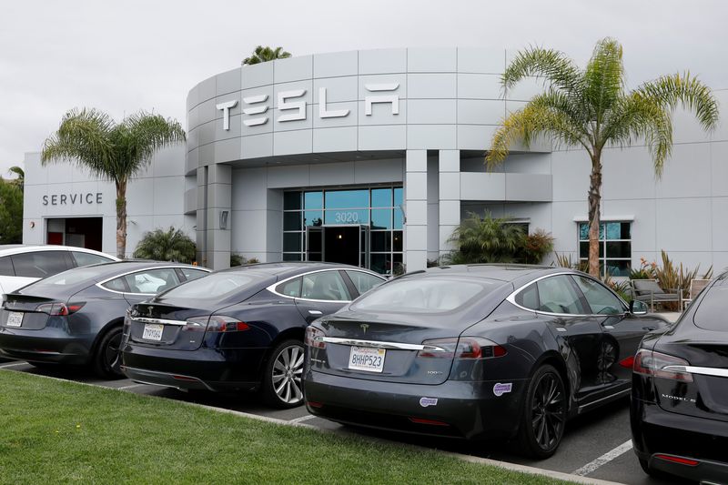 &copy; Reuters. A Tesla service center is shown in Costa Mesa, California, U.S., March 18, 2020.      REUTERS/Mike Blake