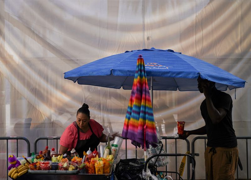 &copy; Reuters. A street vendor sells fruits near the red carpet as preparations for the Academy Awards continue in Los Angeles, California, U.S., March 25, 2022. REUTERS/Loren Elliott