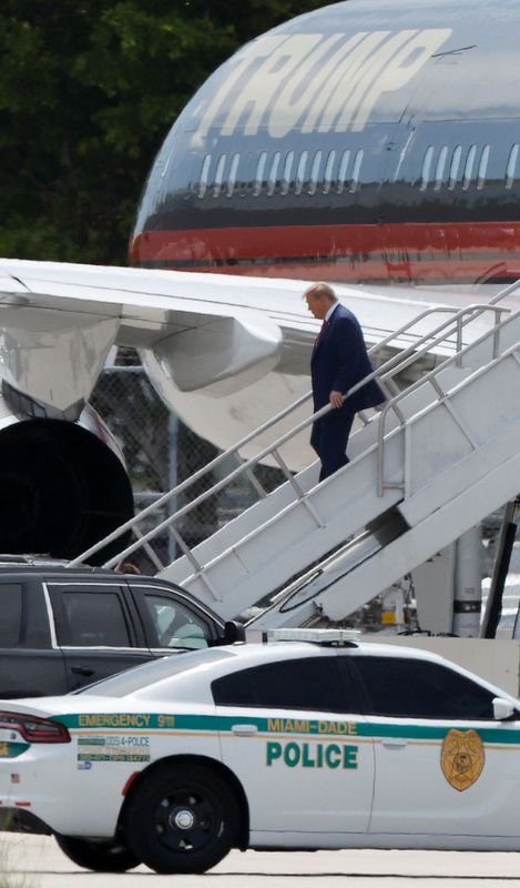 © Reuters. الرئيس الأمريكي السابق دونالد ترامب يصل إلى مطار ميامي الدولي يوم الاثنين استعدادا لمثوله أمام محكمة اتحادية يوم الثلاثاء بتهم جنائية تتعلق باحتفاظه بشكل غير قانوني بوثائق ترتبط بالأمن القومي . تصوير : ماركو بيللو - رويترز .    
