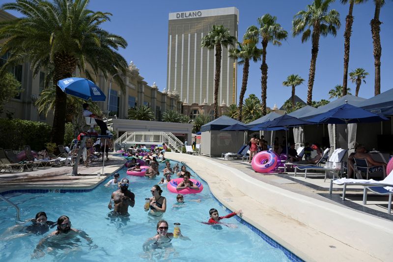 &copy; Reuters. FOTO DE ARCHIVO: Visitantes vadean en el agua mientras los turistas acuden a Las Vegas antes del fin de semana del Día de los Caídos en el hotel y casino Mandalay Bay en Las Vegas, Nevada, Estados Unidos, 28 de mayo de 2021.  REUTERS/Bridget Bennett/Fil