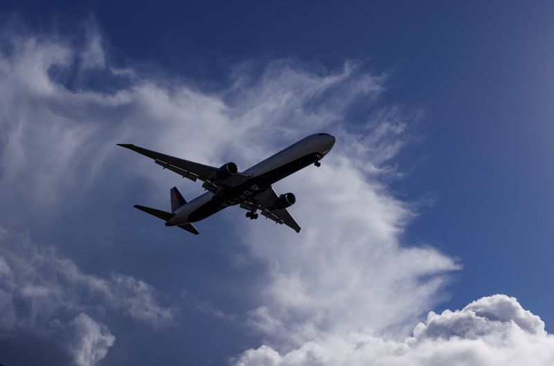 © Reuters. A Delta Airlines flight descends past stormy clouds as it approaches to land in San Diego, California, U.S., December 12, 2022.  REUTERS/Mike Blake