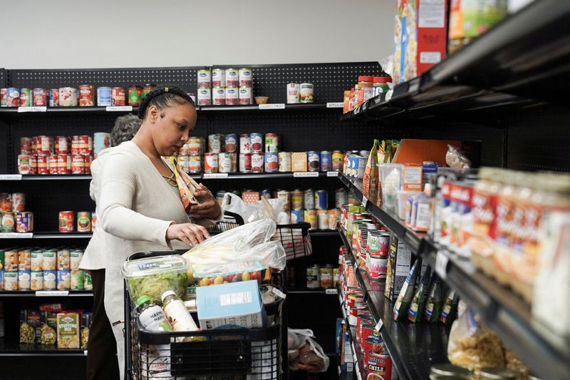 &copy; Reuters. Sharawn White fait les courses au garde-manger du Community Assistance Center, à Atlanta, en Géorgie, aux États-Unis. /Photo prise le 12 avril 2023/REUTERS/Megan Varner