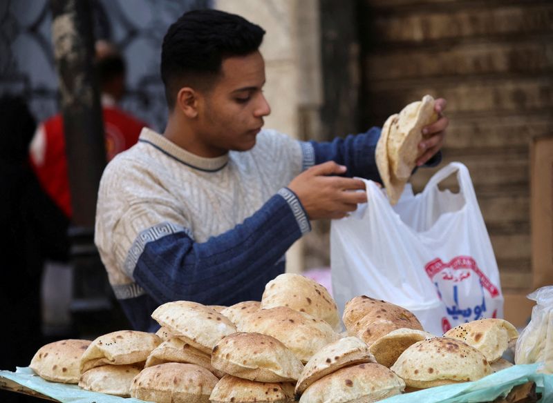 &copy; Reuters. FILE PHOTO: A man buys breads at a popular market in Cairo, Egypt, January 17, 2023. REUTERS/Amr Abdallah Dalsh REFILE - CORRECTING YEAR