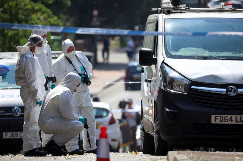 &copy; Reuters. رجال من الطب الشرعي يعملون بالقرب من شاحنة بوسط مدينة نوتنجهام في إنجلترا يوم 13 يونيو حزيران 2023. تصوير: فيل نوبل - رويترز.