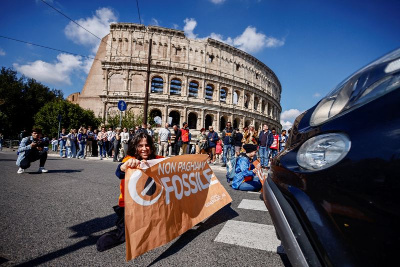 &copy; Reuters. Ativistas climáticos do grupo italiano ''Ultima Generazione'' fazem manifestação em frente ao Coliseu, em Roma 
10/04/2023
REUTERS/Yara Nardi