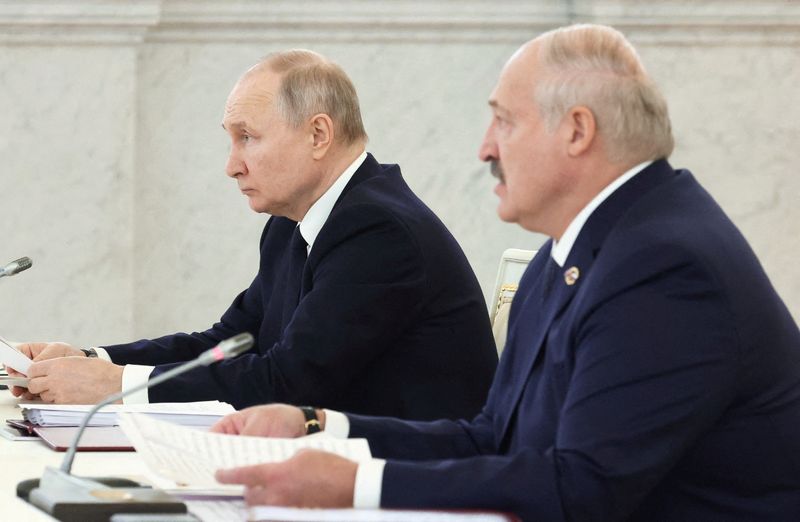 &copy; Reuters. FOTO DE ARCHIVO: El presidente bielorruso, Aleksandr Lukashenko (derecha), junto al presidente ruso, Vladimir Putin, durante una reunión celebrada en el Kremlin en Moscú, Rusia, el 6 de abril de 2023. Sputnik/Mikhail Klimentyev/Kremlin a través de REUT