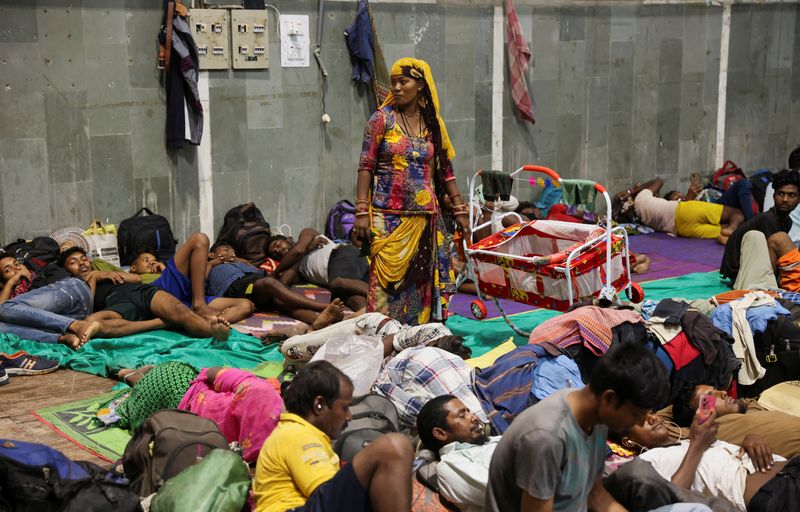 &copy; Reuters. Indianos aguardam em abrigo antes da chegada de ciclone, em Gandhidham, Índia
13/06/2023
REUTERS/Francis Mascarenhas