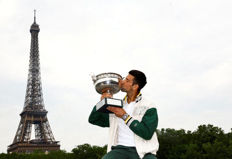 &copy; Reuters. Novak Djokovic beija troféu de Roland Garros, em Paris, França
12/06/2023 
REUTERS/Clodagh Kilcoyne