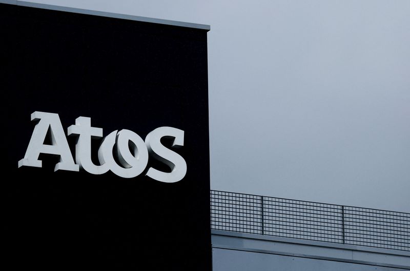 © Reuters. Le logo d'Atos à Nantes. /Photo prise le 11 mars 2022/REUTERS/Stéphane Mahé