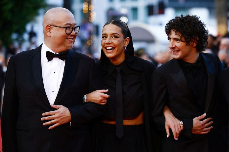 &copy; Reuters. Diretor Peter Sohn e membros do elenco de voz Adele Exarchopoulos e Vincent Lacoste, do filme "Elementos", posam no Festival de Cinema de Cannes
27/05/2023
REUTERS/Sarah Meyssonnier