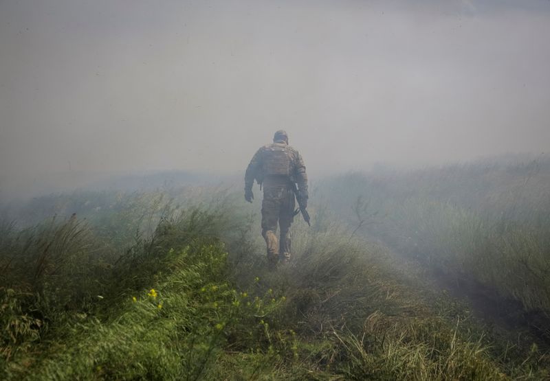© Reuters. A Ukrainian service member is seen near the front line near the newly liberated village Neskuchne in Donetsk region, Ukraine, June 13, 2023. REUTERS/Oleksandr Ratushniak 