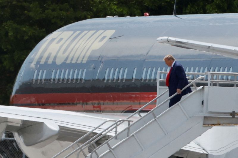 &copy; Reuters. L'ancien président américain Donald Trump à l'aéroport international de Miami. /Photo prise le 12 juin 2023/REUTERS/Marco Bello