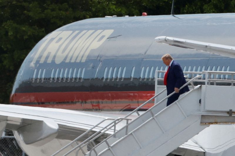 &copy; Reuters. El expresidente de los Estados Unidos Donald Trump llega al Aeropuerto Internacional de Miami cuando comparecerá ante un tribunal federal por cargos de documentos clasificados, en Miami, Florida, EEUU, el 12 de junio de 2023.. REUTERS/Marco Bello 