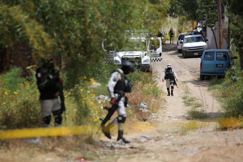 &copy; Reuters. Imagen de archivo. Agentes de la Guardia Nacional de México vigilan cerca de una casa donde se descubrió un túnel transfronterizo de tráfico de drogas, en Tijuana, México. 10 de mayo de 2023. REUTERS/Jorge Duenes