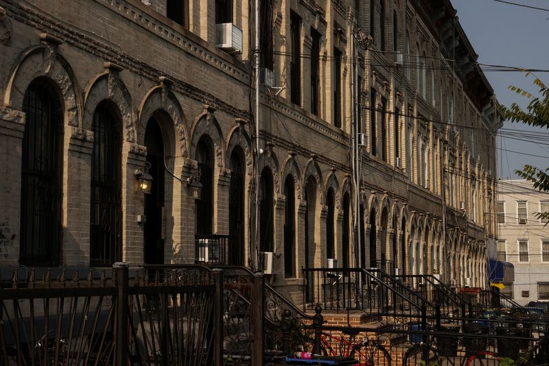 &copy; Reuters. FILE PHOTO: A row of residential houses stands in Brooklyn's neighborhood of Bushwick, New York, U.S., September 16, 2022.  REUTERS/Amr Alfiky