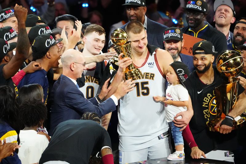 &copy; Reuters. Jogador Nikola Jokic, do Denver Nuggets, recebe premiação por vitória do seu time Denver Nuggets na final do NBA, em Denver, EUA
12/06/2023
Ron Chenoy-USA TODAY Sports