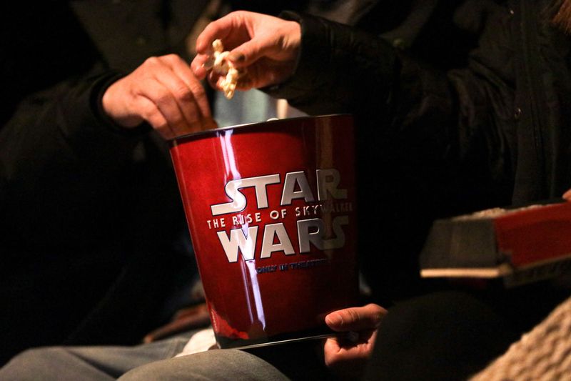 &copy; Reuters. FOTO DE ARCHIVO: Se ve una caja de palomitas de maíz de Star Wars durante el evento para fanáticos de la noche de apertura de la película "Star Wars: The Rise of Skywalker" en la ciudad de Nueva York, EEUU, 19 de diciembre de 2019  REUTERS/Jeenah Moon