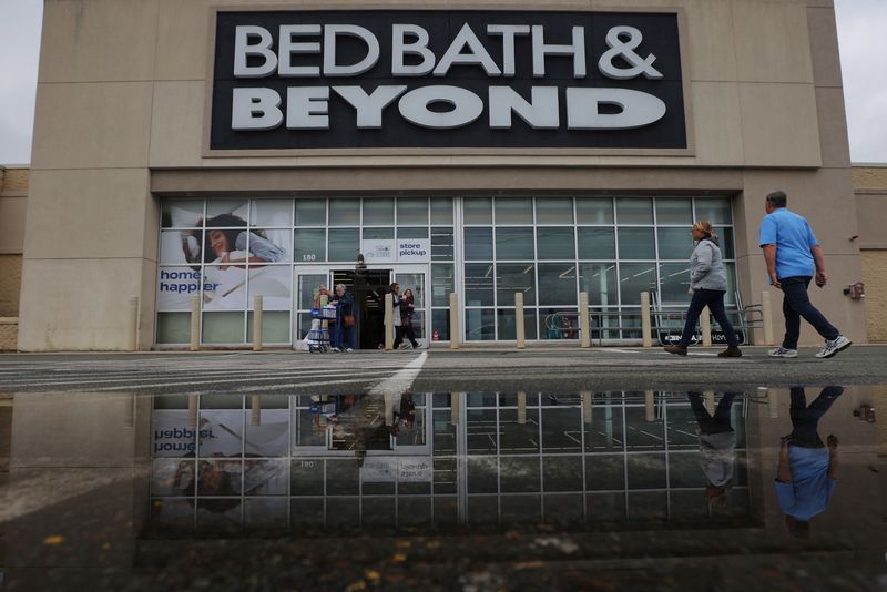 &copy; Reuters. FILE PHOTO: Shoppers arrive at a Bed Bath & Beyond store, after the company declared bankruptcy, in Danvers, Massachusetts, U.S., April 24, 2023. REUTERS/Brian Snyder