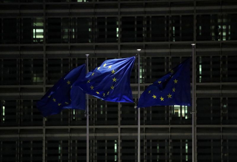 &copy; Reuters. Bandeiras da UE tremulam do lado de fora da sede da Comissão Europeia, em Bruxelas
10/12/2020
REUTERS/Yves Herman