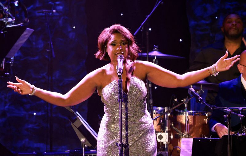 &copy; Reuters. FOTO DE ARCHIVO: Jennifer Hudson actúa en el escenario de la gala previa a los Grammy en Beverly Hills, California, Estados Unidos, el 4 de febrero, 2023 REUTERS/Aude Guerrucci/Foto de archivo