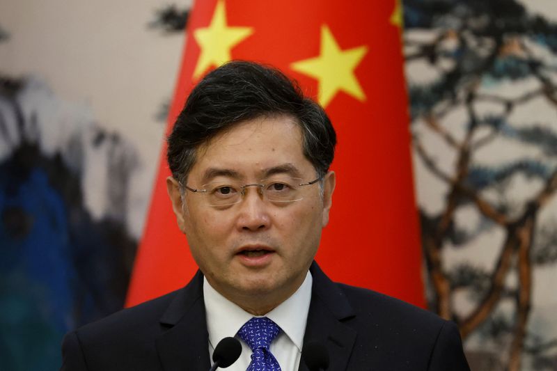 &copy; Reuters. 　６月１４日、中国の秦剛外相（写真）は、ブリンケン米国務長官と電話で会談し、中国の内政への干渉をやめるよう求めたほか、台湾など中国の核心的問題を尊重すべきだと述べた。写真