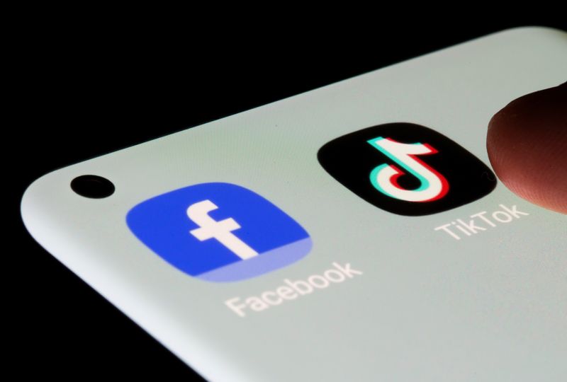 &copy; Reuters. Facebook and TikTok apps are seen on a smartphone in this illustration taken, July 13, 2021. REUTERS/Dado Ruvic/Illustration/FILE PHOTO
