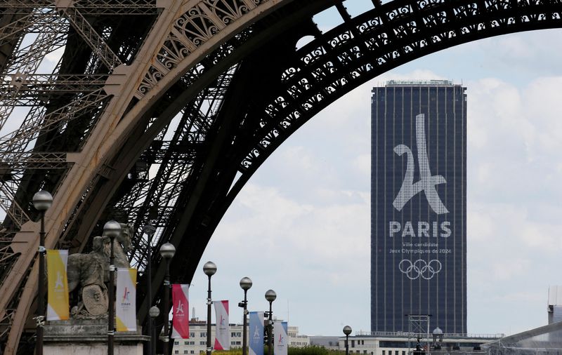 &copy; Reuters. FILE PHOTO: The logo of the Paris candidacy for the 2024 Olympic and Paralympic Games is seen on the Montparnasse tower behind the Eiffel Tower in Paris, France, July 11, 2017. REUTERS/Gonzalo Fuentes/File Photo