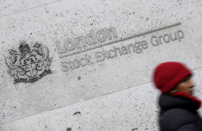 &copy; Reuters. Une femme passe devant le bâtiment de la Bourse dans la City de Londres, Grande-Bretagne. /Photo d'archives/REUTERS/Toby Melville