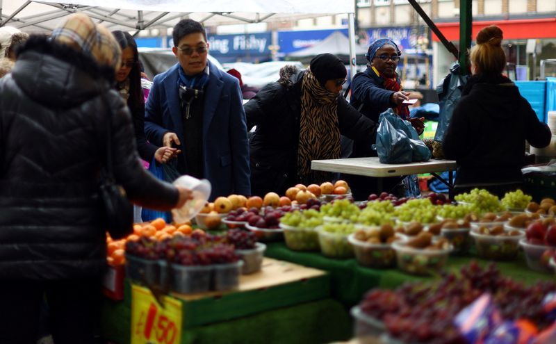 La economía británica crece en abril según lo previsto, impulsada por los servicios