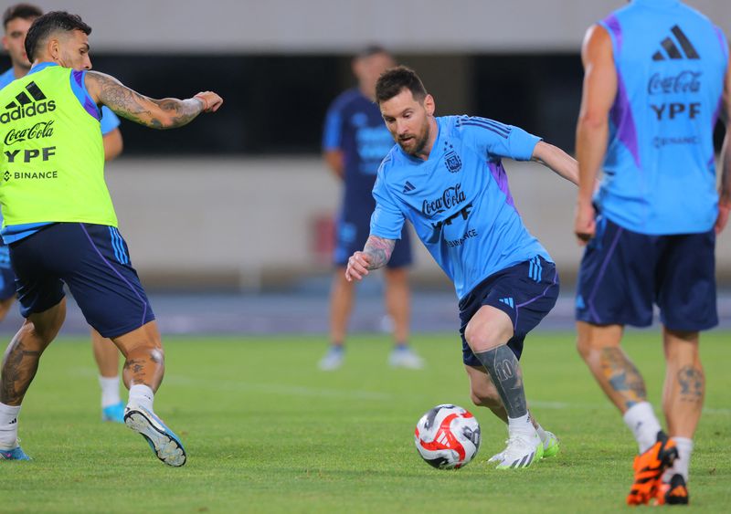 &copy; Reuters. FOTO DE ARCHIVO. Fútbol - Amistoso Internacional - Entrenamiento de Argentina - Estadio Olímpico de Pekín, Pekín, China - 11 de junio de 2023 - El argentino Lionel Messi durante un entrenamiento. AFA/Handout vía REUTERS