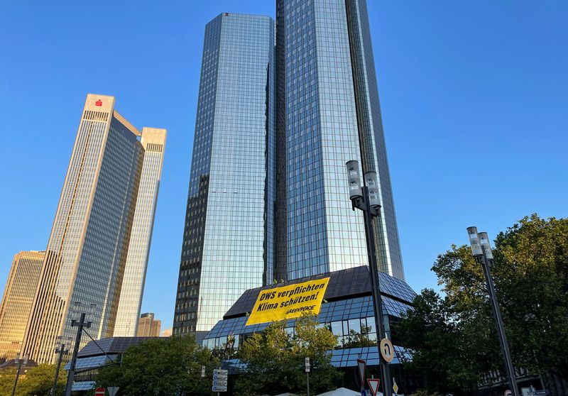 © Reuters. Greenpeace activists hang a banner to protest Deutsche Bank and DWS investment policies on Deutsche Bank's headquarters in Frankfurt, Germany, June 14, 2023.  REUTERS/Tom Sims