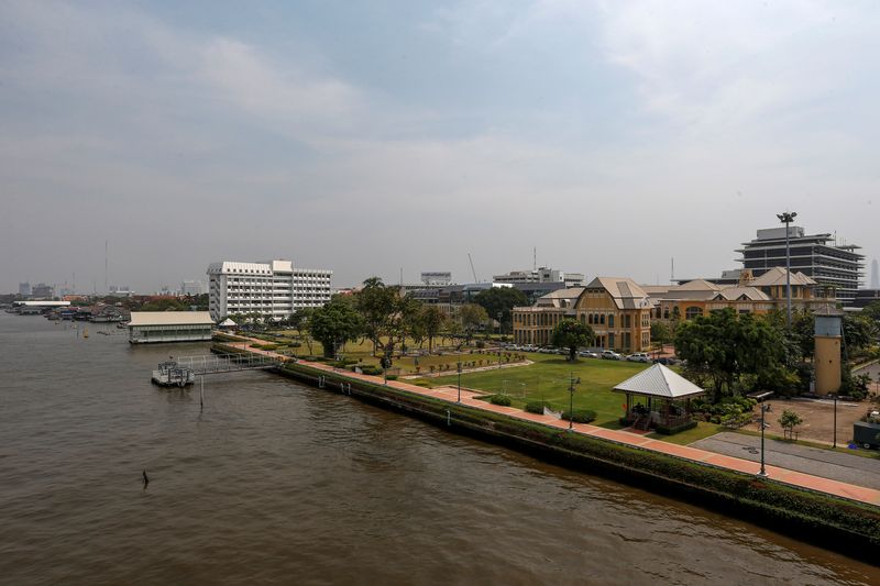 &copy; Reuters. The headquarters of the Bank of Thailand are pictured near the Chao Phraya river in central Bangkok, Thailand, February 29, 2016.   REUTERS/Athit Perawongmetha/File Photo         