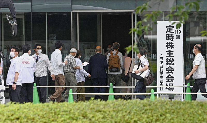 © Reuters. Shareholders arrive to attend Toyota Motor's annual general meeting at the company headquarters in Toyota, central Japan June 14, 2023. in this photo released by Kyodo. Mandatory credit Kyodo via REUTERS