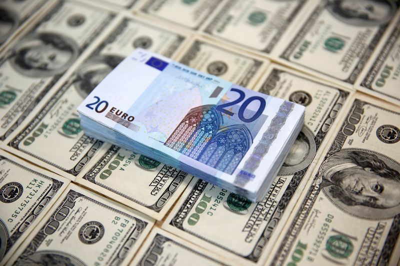 &copy; Reuters. Banconote in dollari ed euro. 9 marzo 2015 REUTERS/Dado Ruvic/Illustration/File Photo