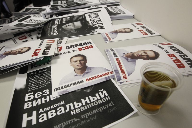 &copy; Reuters. Des tracts sur le leader de l'opposition russe et blogueur anti-corruption Alexei Navalny dans son bureau dans la ville de Kirov. /Photo d'archives/REUTERS/Maxim Shemetov