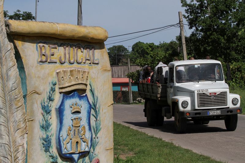 &copy; Reuters. FOTO DE ARCHIVO: Un camión pasa junto a una señal a la entrada de Bejucal, Cuba. 12 de junio, 2023. REUTERS/Dave Sherwood