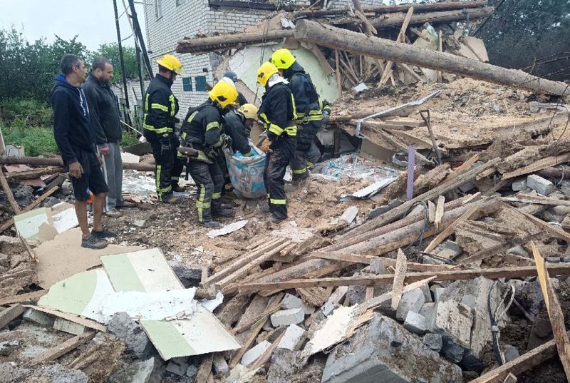 &copy; Reuters. Equipes de socorro resgatam morador de uma casa danificada por um ataque russo na cidade ucraniana de Kramatorsk
14/06/2023 Serviço Estatal de Emergência da Ucrânia/Divulgação via REUTERS