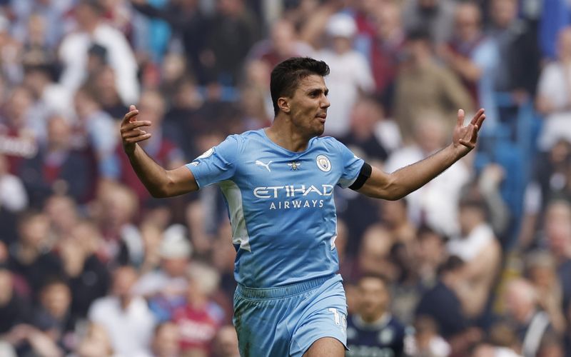 &copy; Reuters. FOTO DE ARCHIVO: El futbolista español Rodri celebra tras marcar un gol para el Manchester City en el partido de Premier League inglesa que lo enfrentó al Aston Villa en el estadio Etihad de Mánchester, Reino Unido, el 22 de mayo de 2022. Action Images