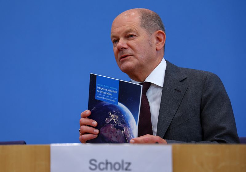 © Reuters. German Chancellor Olaf Scholz holds a document during a press conference on the day the cabinet presents the national security strategy at the House of 'Bundespressekonferenz' in Berlin, Germany June 14, 2023. REUTERS/Fabrizio Bensch